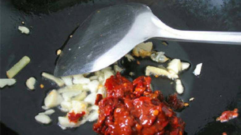 下饭水煮肉片,另起锅放入姜、蒜、陴县豆瓣酱炒香，加入适量清水烧开，把青菜放入烫熟。青菜盛在较大的容器里