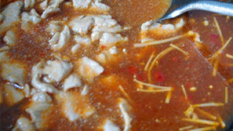 下饭水煮肉片,将肉片放入锅中大火烧开即可。将肉片盛在青菜上，倒入汤。