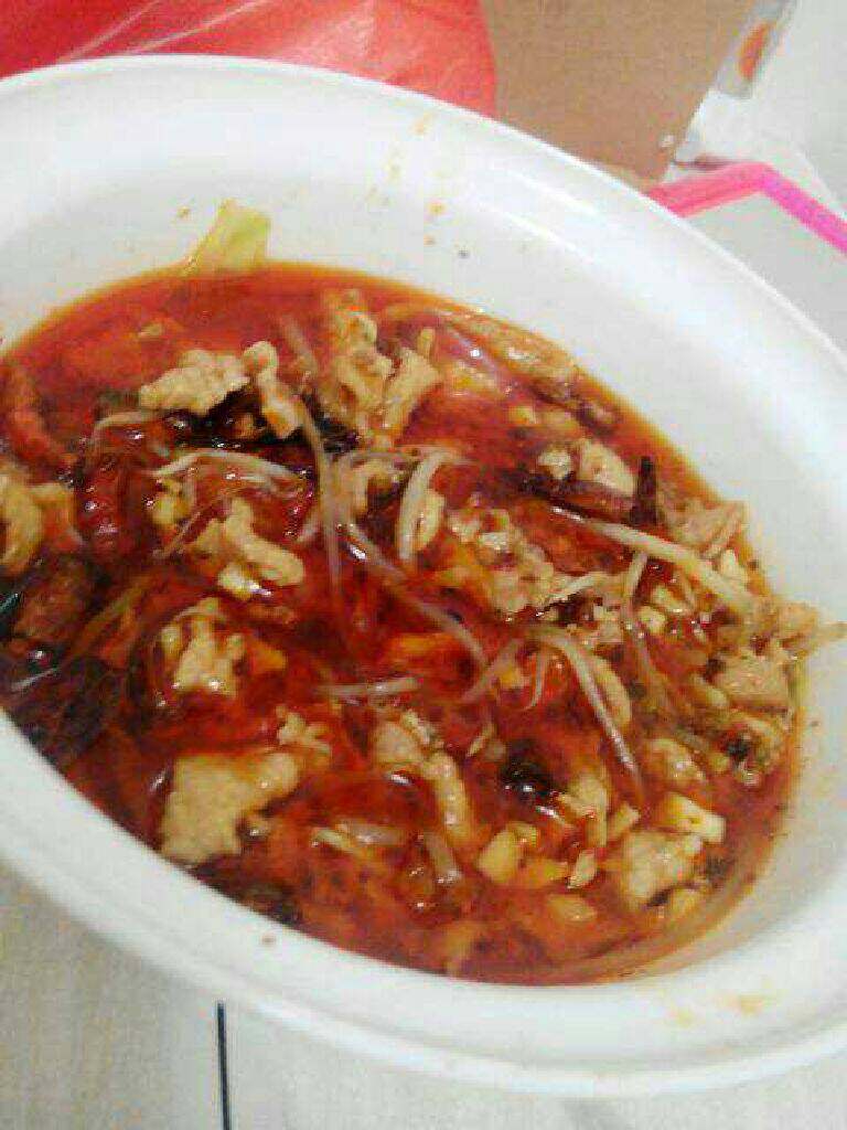 下饭水煮肉片, 在上面放入麻椒、干红辣椒，锅内烧热油浇在上面即可。