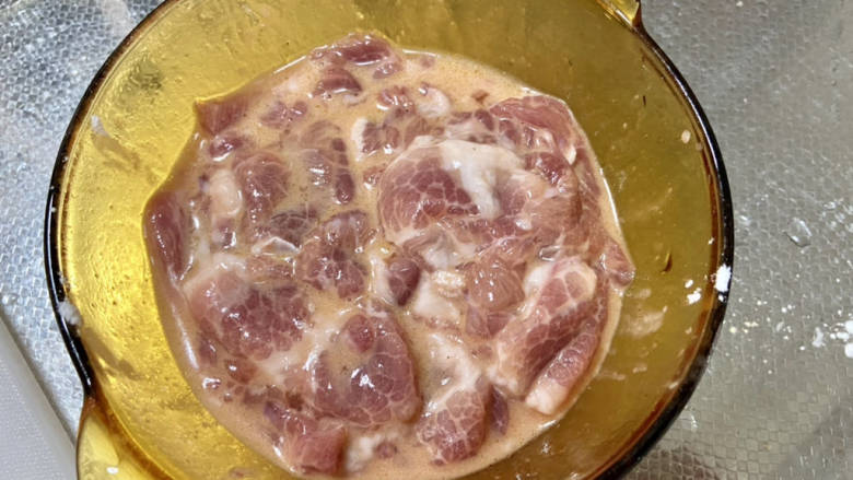 酸汤肉片,再加入少许食用油,抓拌均匀腌制15分钟