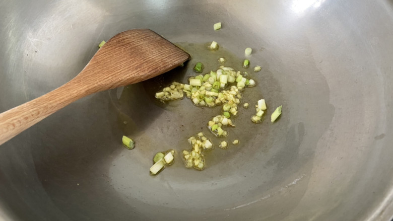 皮蛋豆腐汤,热锅冷油,小火煸香姜末葱白