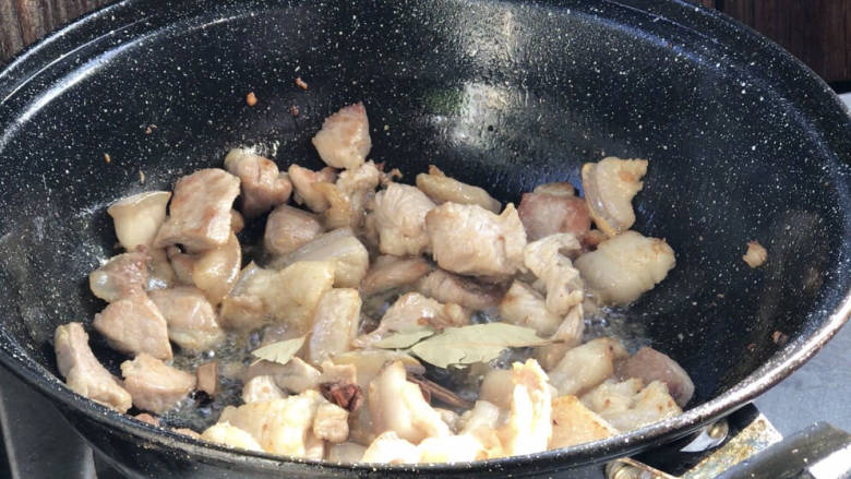 菱角烧肉,加入八角桂皮和香叶,炒香