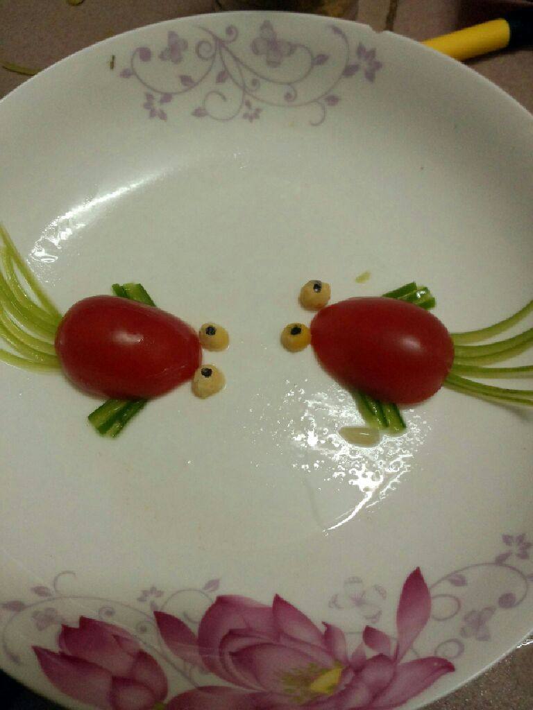 小鱼儿\^O^/,在放上圣女果和黄豆（黄豆当眼睛）