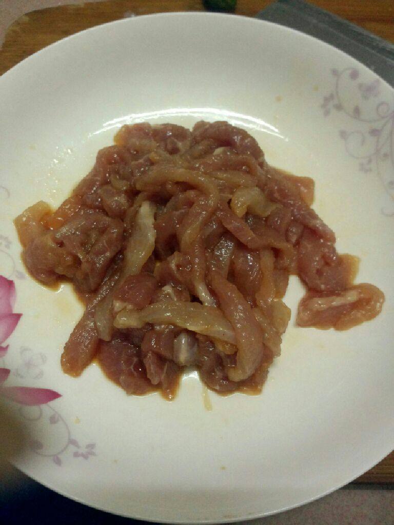 紫菜肉丝汤,<a style='color:red;display:inline-block;' href='/shicai/ 429'>瘦肉</a>洗干净切丝用盐  <a style='color:red;display:inline-block;' href='/shicai/ 788'>生抽</a>  淀粉腌制一下