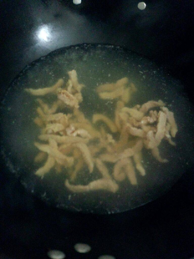紫菜肉丝汤,加水烧开把备好的肉丝放入大火煮滚