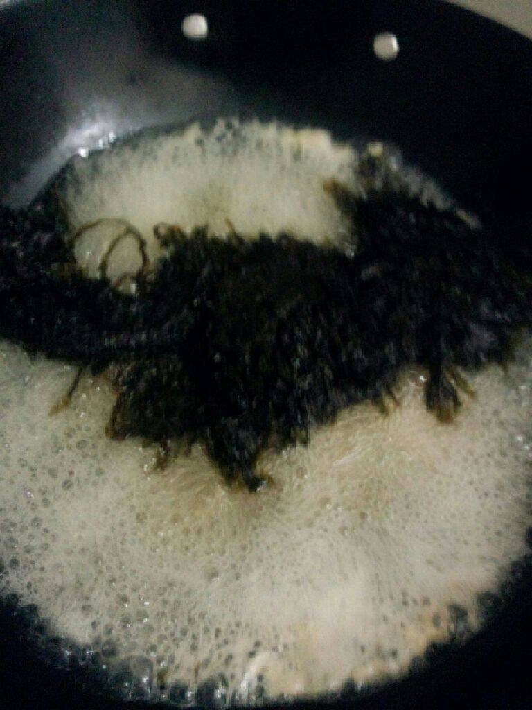 紫菜肉丝汤,在把<a style='color:red;display:inline-block;' href='/shicai/ 273'>紫菜</a>也放入煮