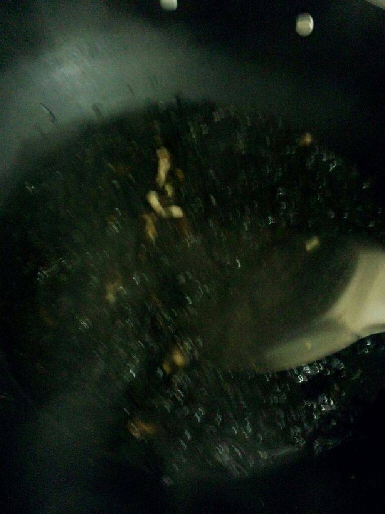 紫菜肉丝汤,煮滚搅散洒上适量盐即可关火