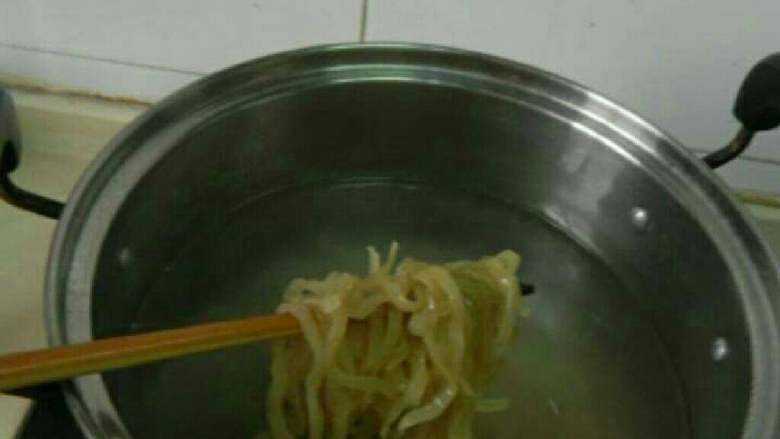 自制干扣面,锅中水烧开放入面条煮熟,过凉。