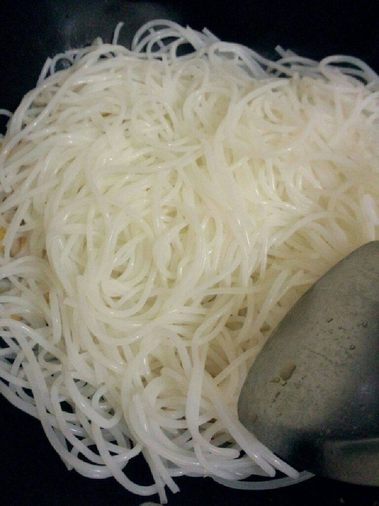 桂林米粉,在倒入米粉炒