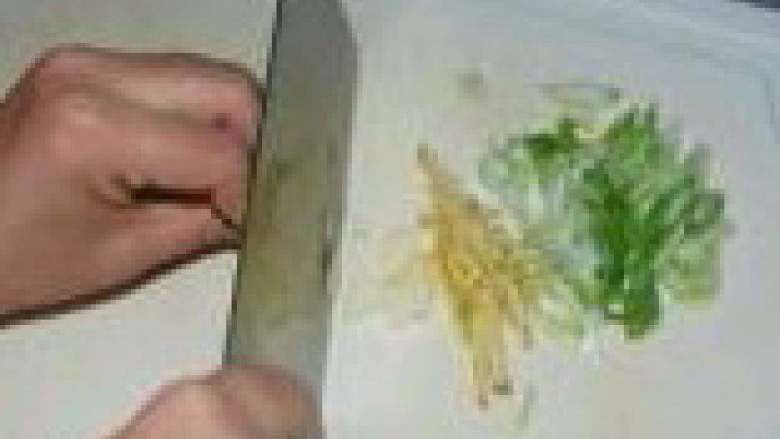 芹菜炒肉,葱姜切丝，蒜切片