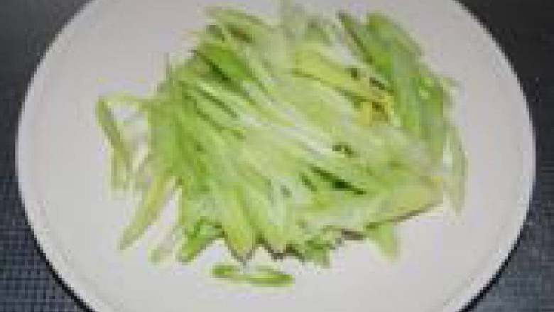 芹菜炒肉,<a style='color:red;display:inline-block;' href='/shicai/ 125'>芹菜</a>去根，去叶，洗净，切片。切好后装盘备用