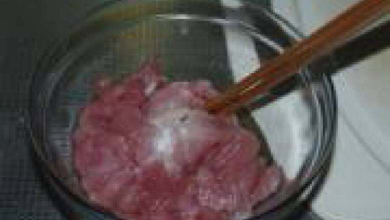 芹菜炒肉,<a style='color:red;display:inline-block;' href='/shicai/ 435'>里脊</a>肉切片，用淀粉、<a style='color:red;display:inline-block;' href='/shicai/ 718'>料酒</a>、抓匀，腌制备用