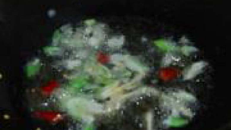 芹菜炒肉,炒锅放油加热，油热后，放入葱姜蒜末和干<a style='color:red;display:inline-block;' href='/shicai/ 62'>辣椒</a>爆香