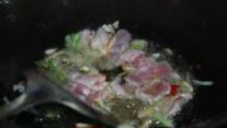 芹菜炒肉,放入肉片煸炒