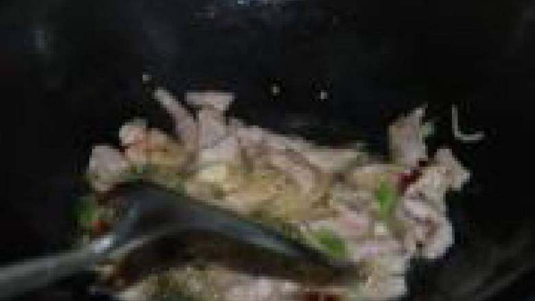 芹菜炒肉,淋入少量<a style='color:red;display:inline-block;' href='/shicai/ 788'>生抽</a>