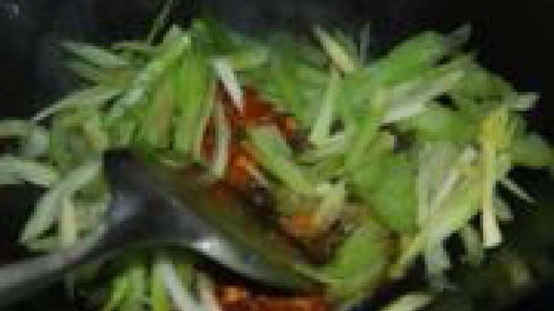 芹菜炒肉,放入芹菜继续翻炒