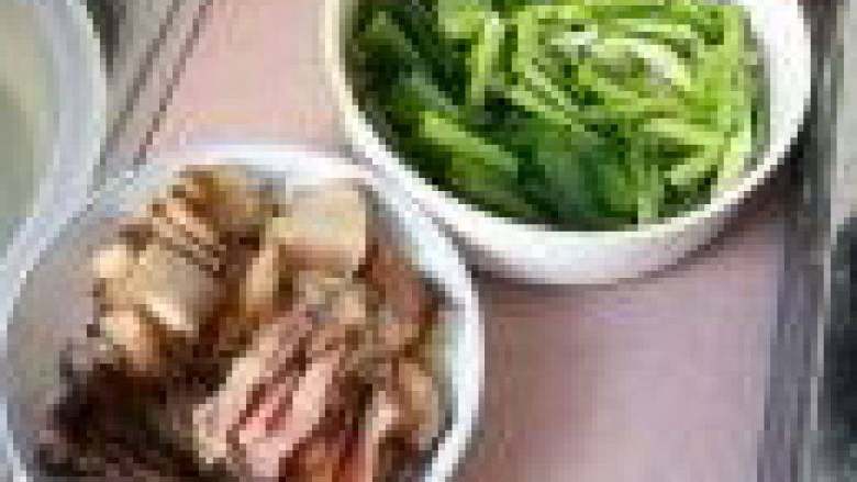 蒜苗炒腊肉,腊肉切片，蒜苗切斜段，茎和叶分开放