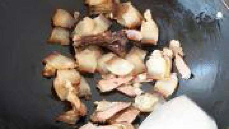 蒜苗炒腊肉,锅烧热将腊肉炒到透明出油