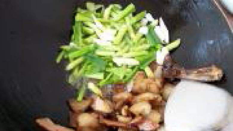 蒜苗炒腊肉,下蒜茎部分，炒至断生