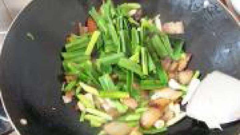 蒜苗炒腊肉,最后下蒜苗叶子，加少许盐，蒜叶变色即可出锅