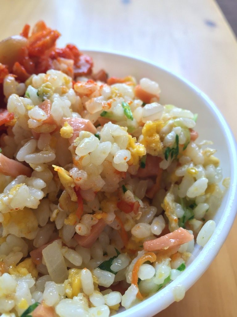 杂蔬炒饭,<a style='color:red;display:inline-block;' href='/shicai/ 507'>米饭</a>打散、<a style='color:red;display:inline-block;' href='/shicai/ 425'>香肠</a>切末、<a style='color:red;display:inline-block;' href='/shicai/ 29'>洋葱</a>切丁，<a style='color:red;display:inline-block;' href='/shicai/ 54'>黄瓜</a>切细丝，<a style='color:red;display:inline-block;' href='/shicai/ 25'>胡萝卜</a>切细丝，<a style='color:red;display:inline-block;' href='/shicai/ 425'>香肠</a>切丁备用，