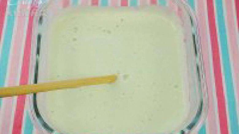 牛奶棉花糖冰淇淋,准备好食材。
将240ml牛奶和100g绿色 棉花糖倒入锅中小火加 热。
中间不停搅拌至棉花糖完 全融化。
稍凉后倒入保鲜盒中盖上 盖子放入冰箱冷冻。