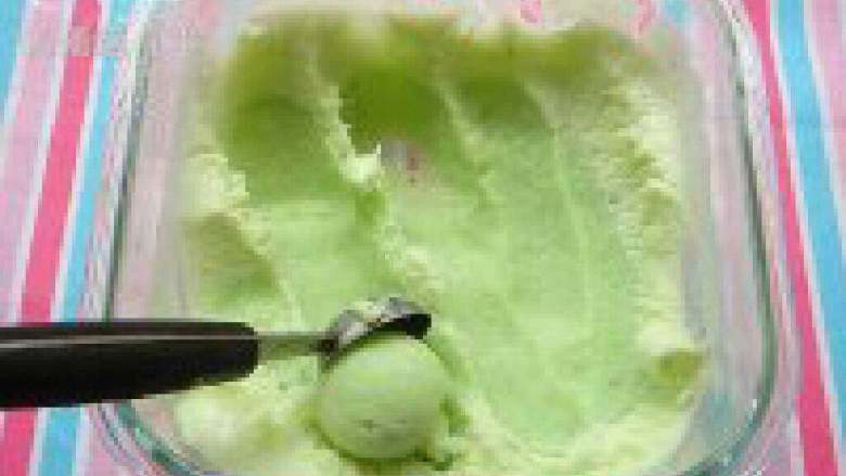 牛奶棉花糖冰淇淋,2小时左右可以取出用筷 子搅拌一次。
冻大约5-6小时就可以取 出用冰激凌勺挖成球。

放在冰激凌碗中点缀上彩 色棉花糖即可。