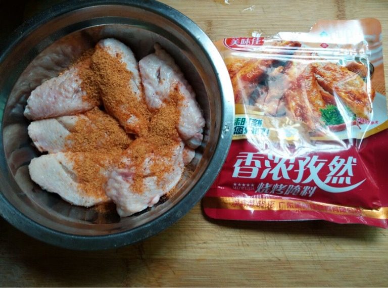 煎鸡翅,如图<a style='color:red;display:inline-block;' href='/shicai/ 1051'>鸡中翅</a>洗净用厨房纸擦干，每个鸡翅斜切两刀，放入孜然腌料和<a style='color:red;display:inline-block;' href='/shicai/ 692'>酱油</a>，拌均匀腌制2小时
