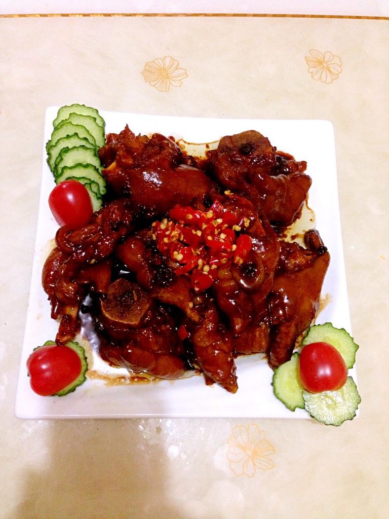 红烧猪蹄,猪蹄洗净，葱姜切片，锅中烧水，放入葱姜片，倒入少许料酒，水开后放猪蹄焯水，把浮沫撇除，干净后捞出猪蹄。