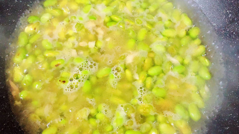小炒毛豆,加入少许水,焖3分钟。