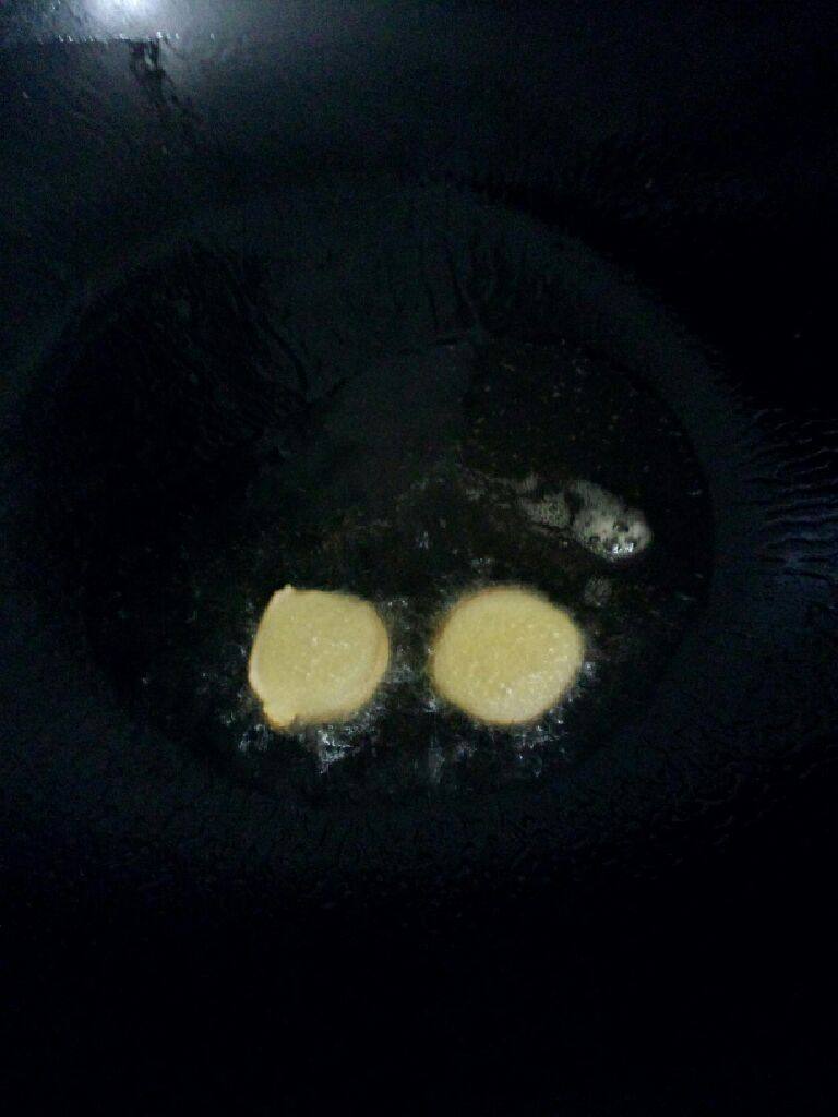 鱼头白菜汤,锅加油烧热把姜放入爆香