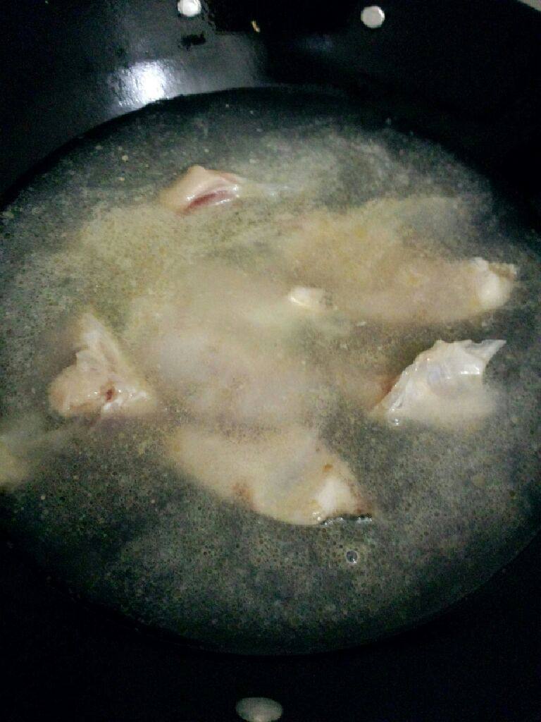 鱼头白菜汤,在加入开水大火煲开
