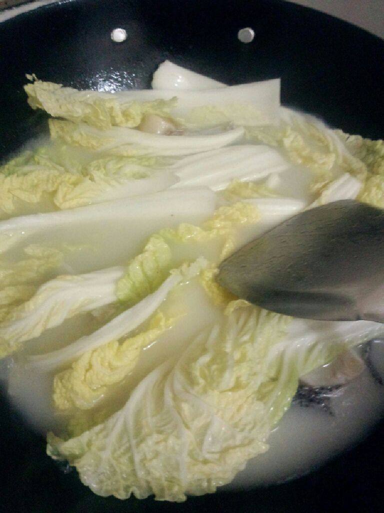 鱼头白菜汤,煲开后转小火煲两分钟 在把白菜放入一起煲