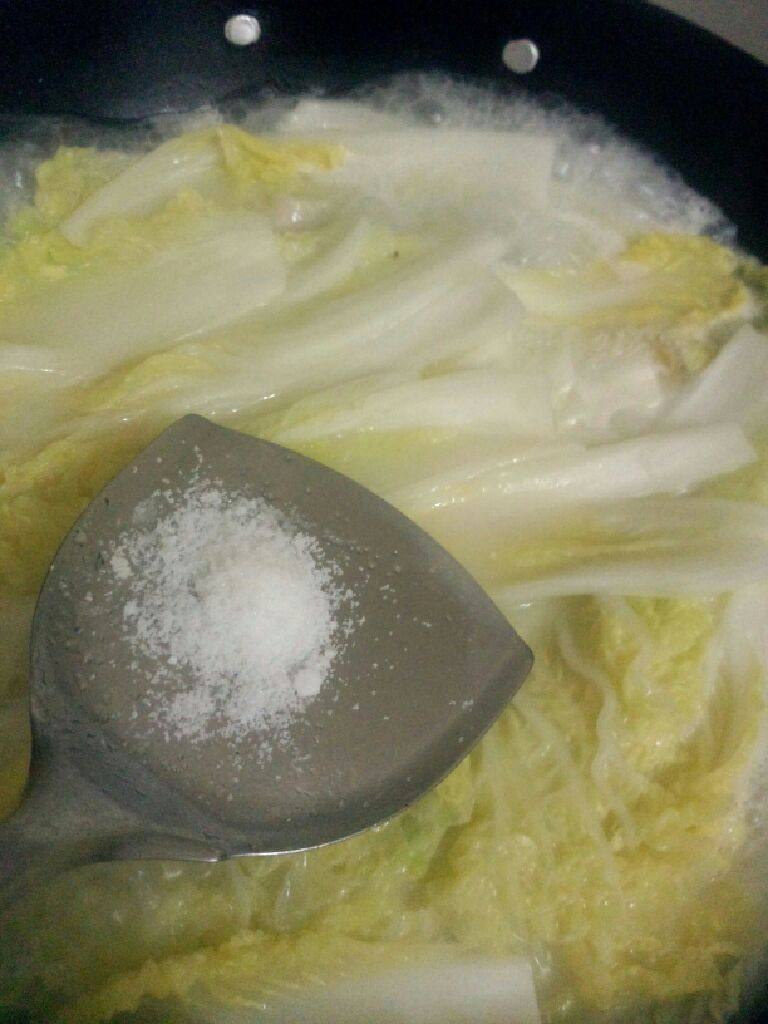 鱼头白菜汤,煲至变菜变软下去 在加盐调小火继续煲三分钟左右
