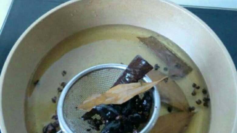 自制油辣椒,锅中香料用小火加热至颜色变黄,然后捞出香料关火。