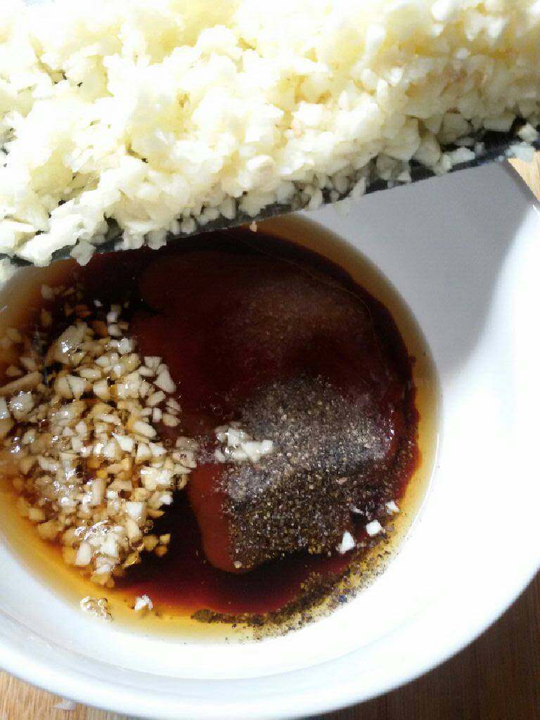蒜香烤排骨,将所有调味料（<a style='color:red;display:inline-block;' href='/shicai/ 718'>料酒</a>，盐，<a style='color:red;display:inline-block;' href='/shicai/ 699'>番茄酱</a>，<a style='color:red;display:inline-block;' href='/shicai/ 721'>蚝油</a>，<a style='color:red;display:inline-block;' href='/shicai/ 788'>生抽</a>，<a style='color:red;display:inline-block;' href='/shicai/ 847'>香油</a>，，黑胡椒碎）加蒜碎一起搅拌均匀。