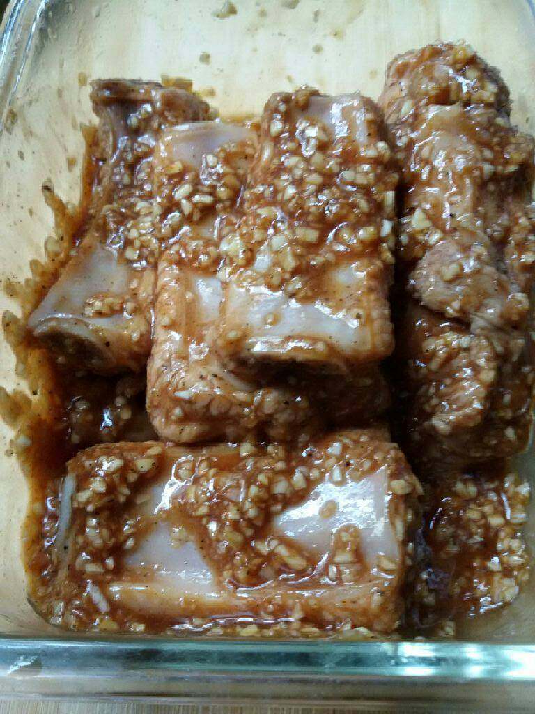 蒜香烤排骨,把搅拌好的料倒入排骨里搅拌均匀，腌制四小时左右。
