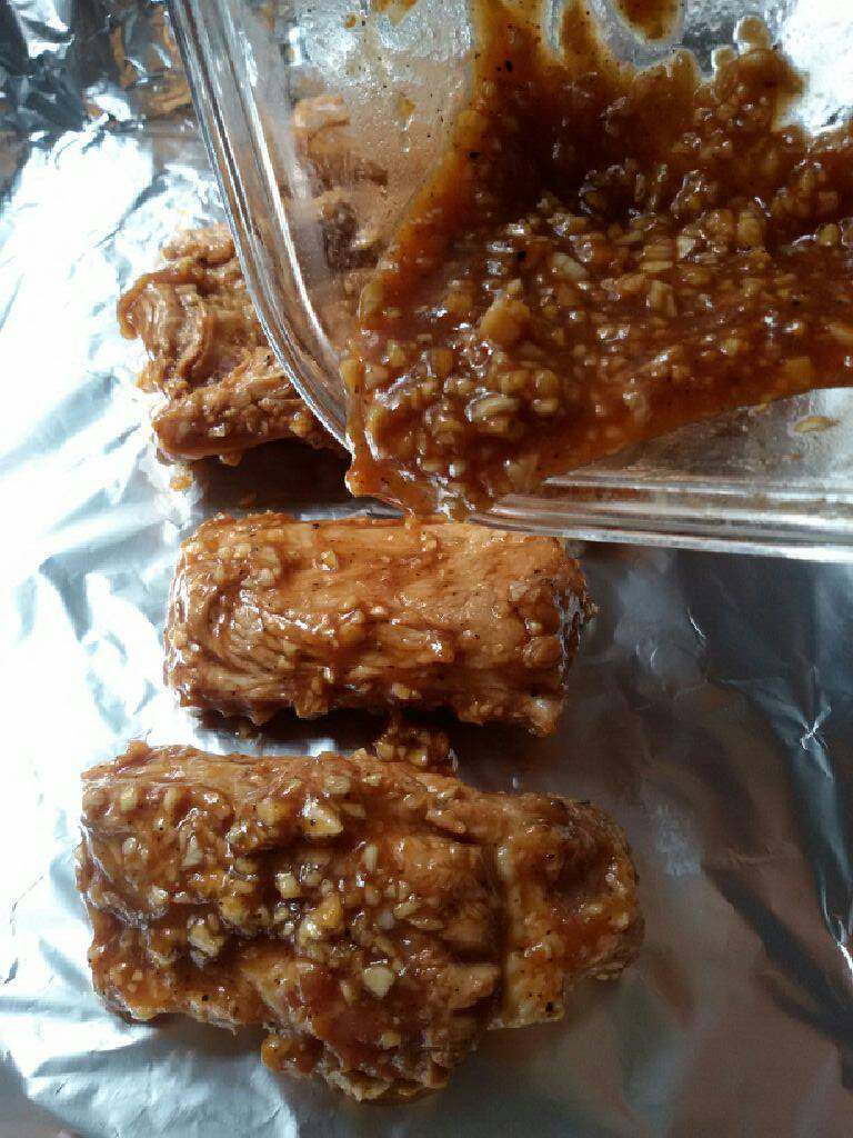 蒜香烤排骨,烤箱预热220度，然后在烤盘铺上锡纸，把腌好肋排一一摆好，把剩余酱汁淋肋排上。