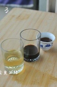 三杯虾,三个杯子中，分别倒入6汤匙<a style='color:red;display:inline-block;' href='/shicai/ 4367'>米酒</a>、2汤匙酱油（<a style='color:red;display:inline-block;' href='/shicai/ 762'>老抽</a>0.5汤匙、<a style='color:red;display:inline-block;' href='/shicai/ 788'>生抽</a>1.5汤匙）、香麻油两汤匙，备用