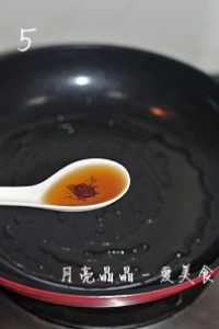 三杯虾,锅烧热,倒入一汤匙食用油烧热后再倒入一汤匙香油