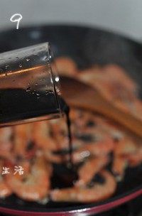 三杯虾,倒入虾翻炒至变色,倒入准备好的一杯米酒,倒入一杯酱油