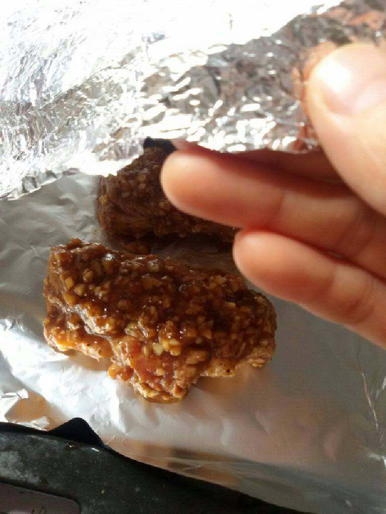 蒜香烤排骨,肋排上再铺一张锡纸。 