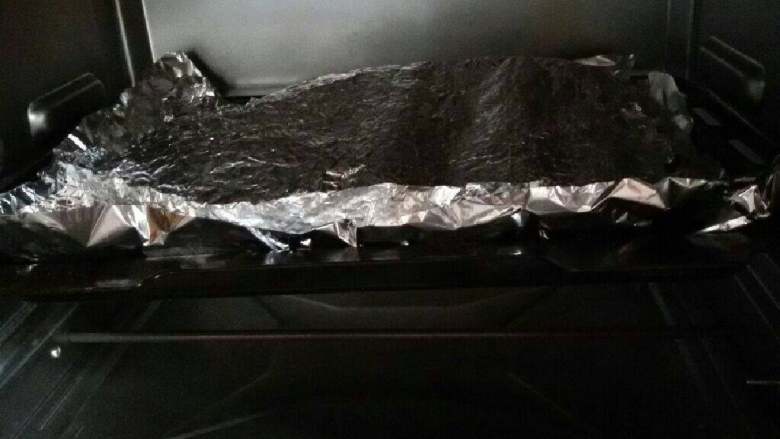 蒜香烤排骨,中层烤20分钟左右，然后拿掉上面的锡纸。