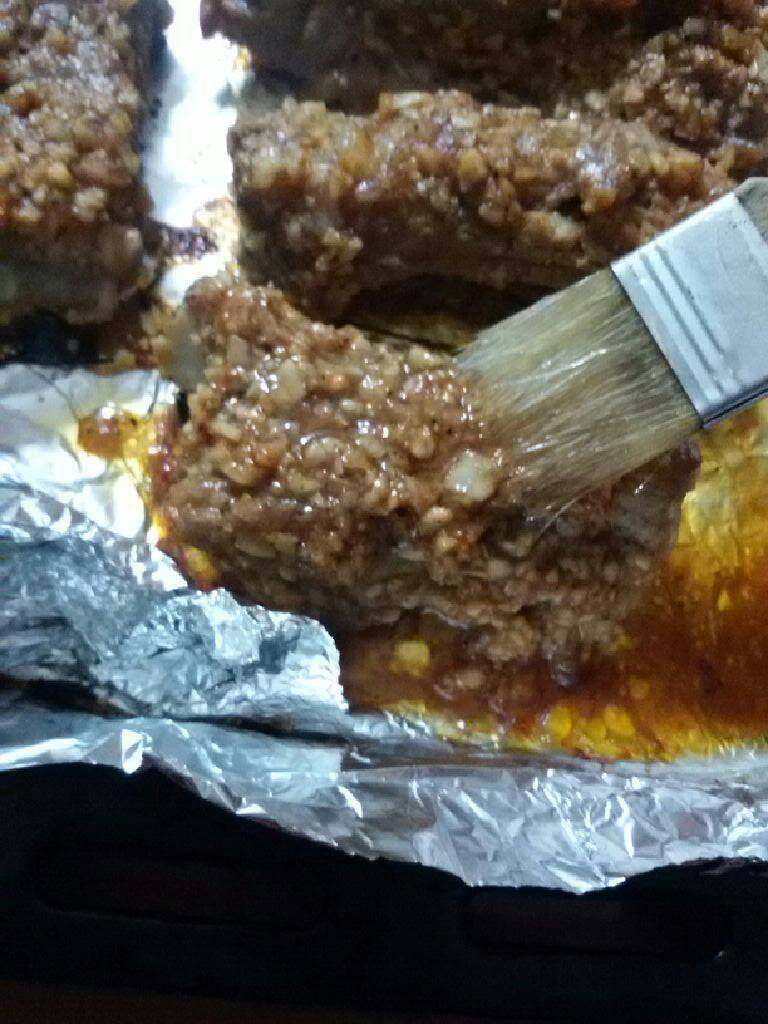 蒜香烤排骨,在肋排上刷一层油，将烤箱调180度烤15分钟左右。