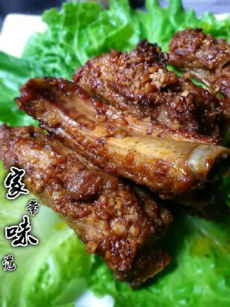 蒜香烤排骨,取出，装盘即可。