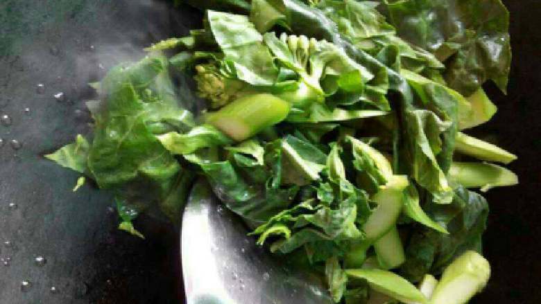 芥兰炒腊肉腊肠,热锅放点油倒入芥兰翻炒