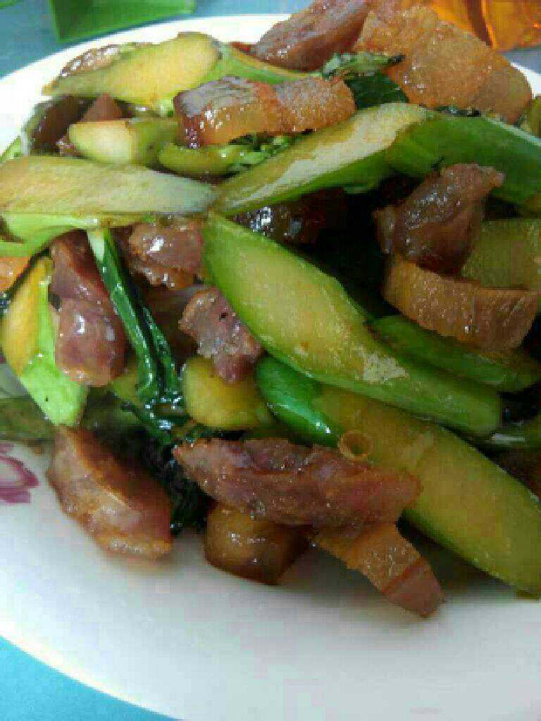 芥兰炒腊肉腊肠,很家常菜