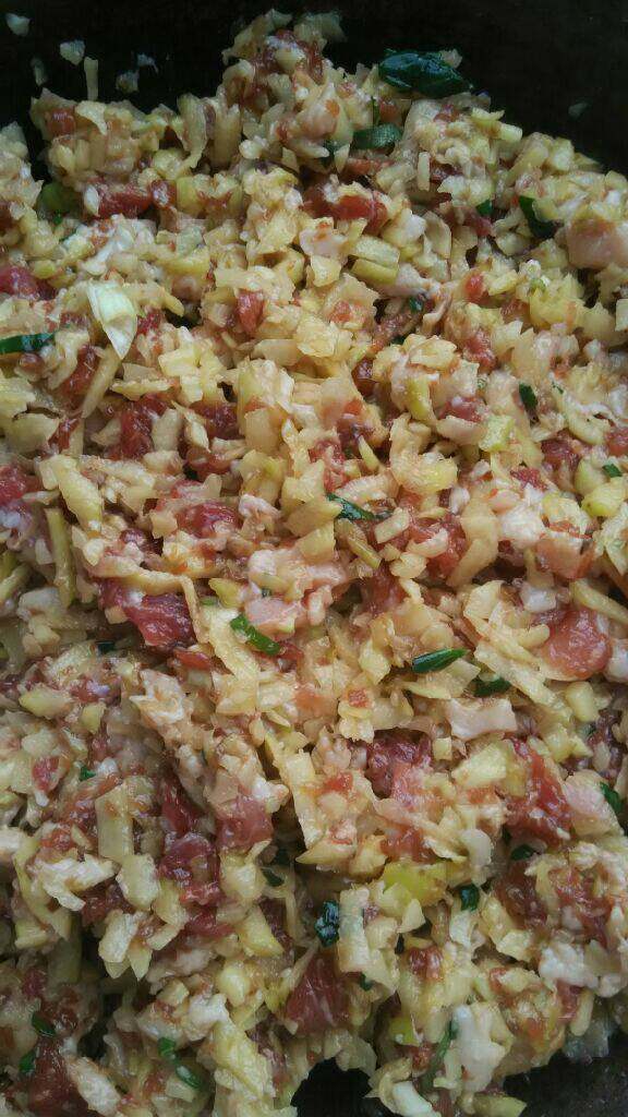 土豆猪肉包子,腌好的土豆剁碎诺水，放到猪肉馅中，加盐，<a style='color:red;display:inline-block;' href='/shicai/ 756'>鸡精</a><a style='color:red;display:inline-block;' href='/shicai/ 3250'>葱</a>，油拌均