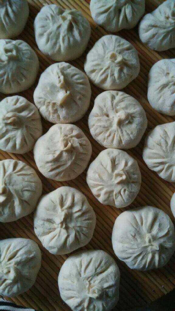 土豆猪肉包子,用包子皮包成包子，上锅蒸30分钟即可