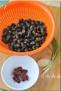 酱爆螺蛳,螺蛳反复用清水搓洗干净,剪去尾部,沥干水份。准备一汤匙<a style='color:red;display:inline-block;' href='/shicai/ 46964'>郫县豆瓣酱</a>、把姜切片、葱白切段、葱青切葱花